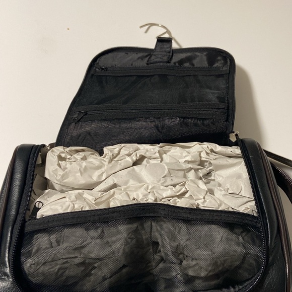 Black and brown hanging travel kit - Picture 2 of 3